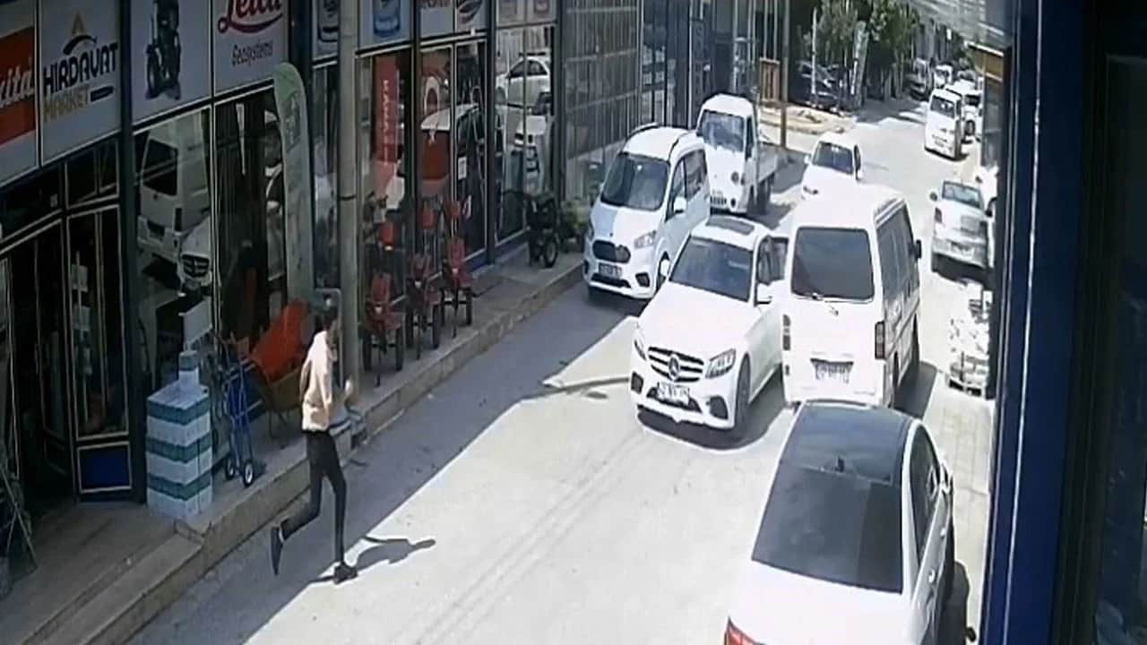 Konya’da film gibi soygun! Dövizciden çıkan adamı takip edip kar maskesi ile soydular