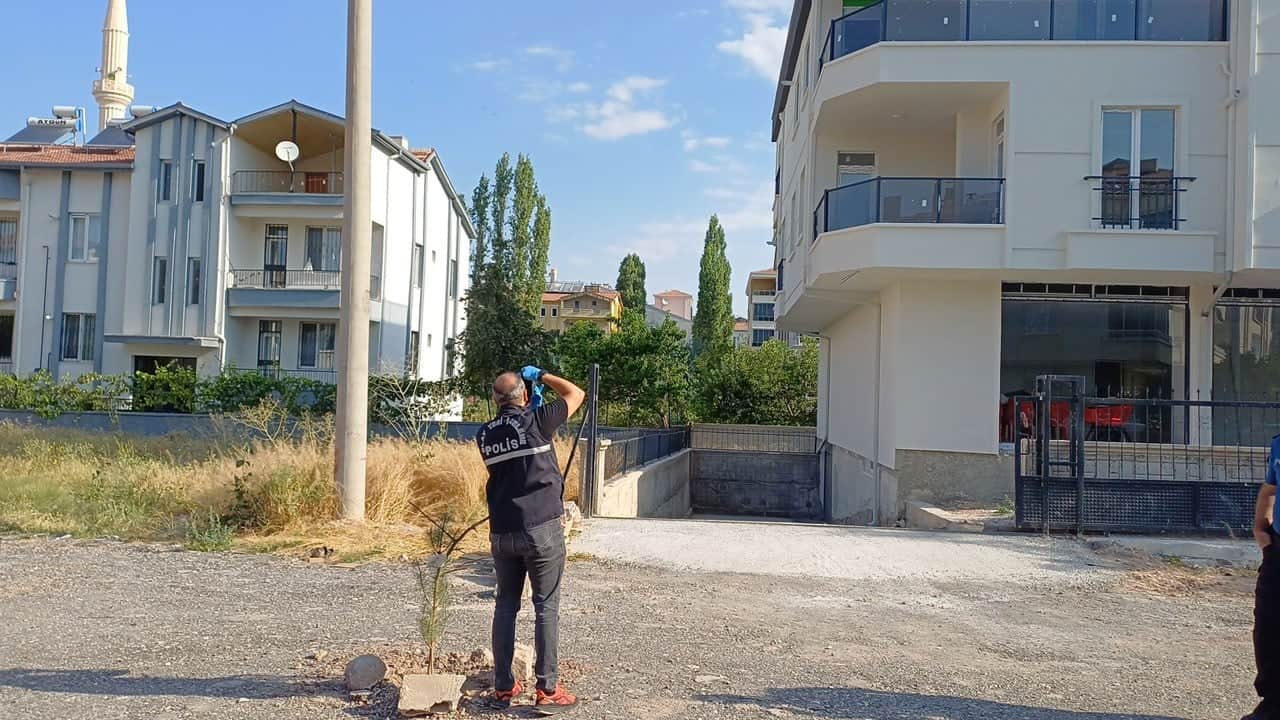 Korkunç olay! Cam silerken 3’üncü kattan düştü