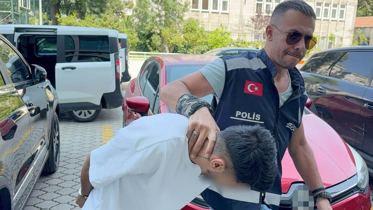 Küçük cani, kız arkadaşına cehennemi yaşattı: Demir sopayla dövdü, kızgın kepçeyle yaktı!