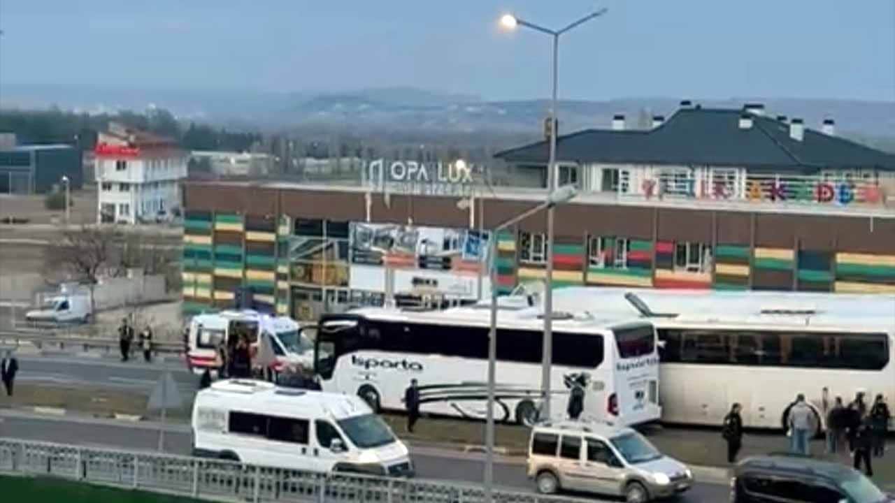 Kütahya'da korkutan zincirleme kaza! Servis minibüsü tır ve otobüsle çarpıştı: 3 yaralı
