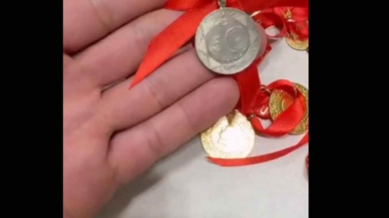 Kuyumcuya giden damat şok oldu! Altın kurdelesi ile madeni 5 liralık takı