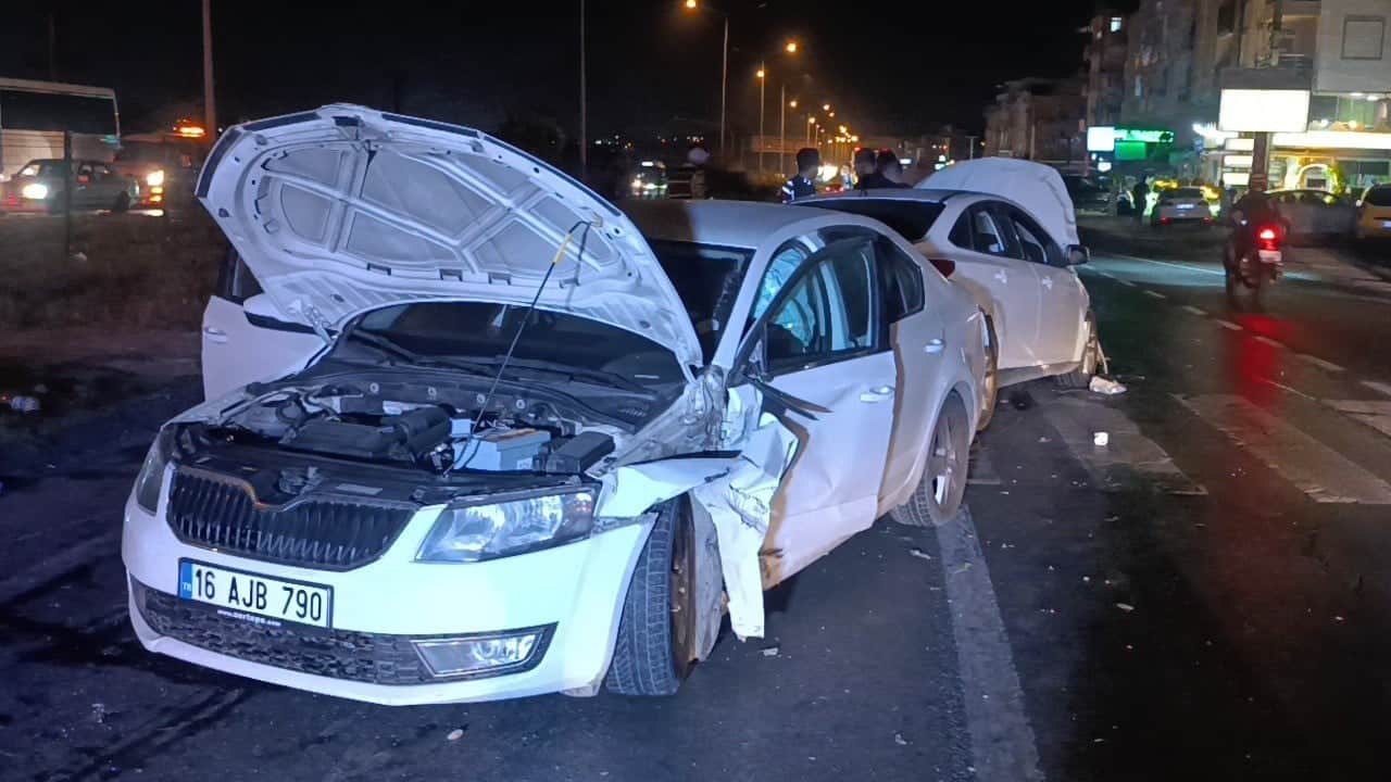 Manavgat'ta kavşakta feci çarpışma! Kaza sonrası uzun araç kuyrukları oluştu!