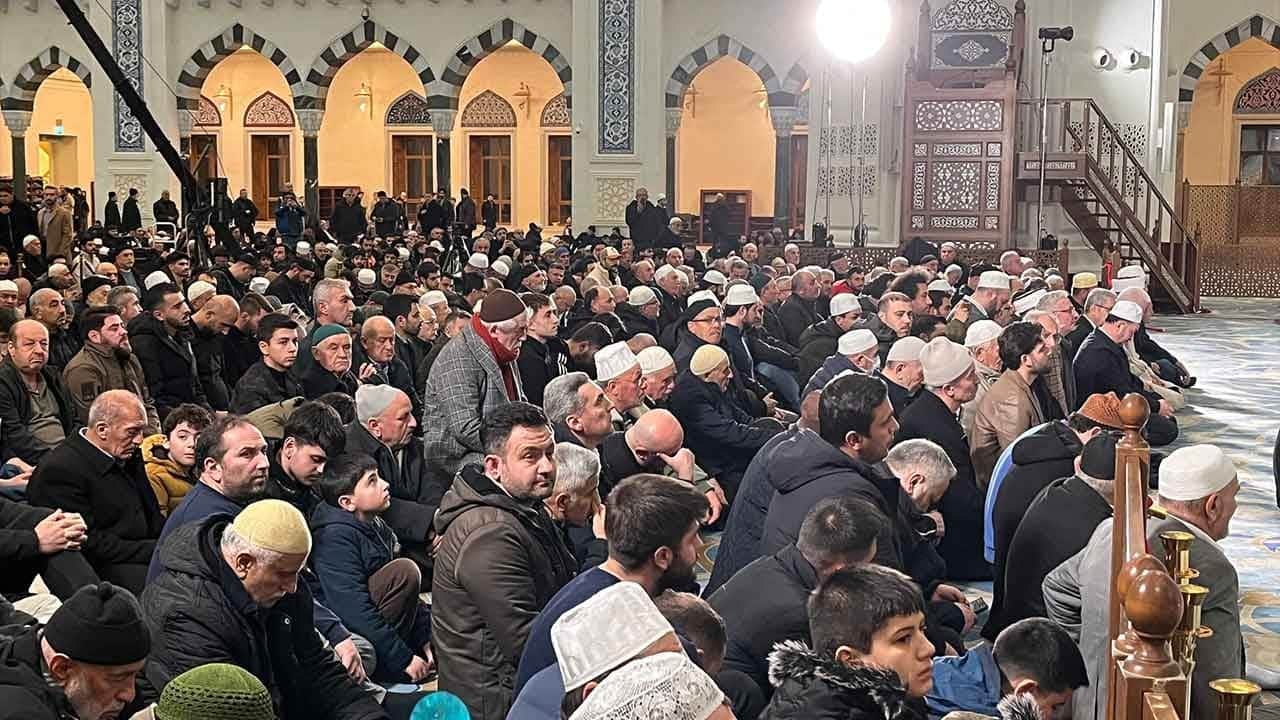 Manevi iklim Büyük Çamlıca'da zirve yaptı! Berat Kandili dualarla ve ilahilerle idrak edildi