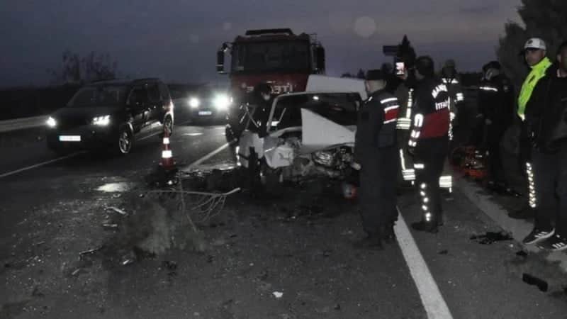 Manisa'da katliam gibi kaza: 2 sürücü öldü, bebeklerin durumu ağır!