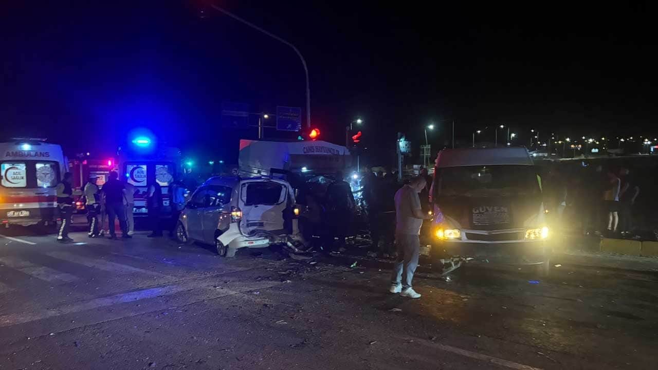 Niğde'de zincirleme trafik kazası! Çok sayıda yaralı var