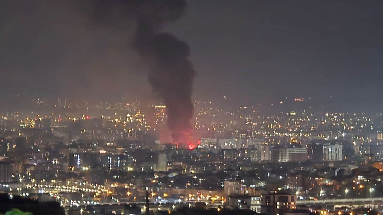 O kentte yangın paniği! Depolar küle döndü