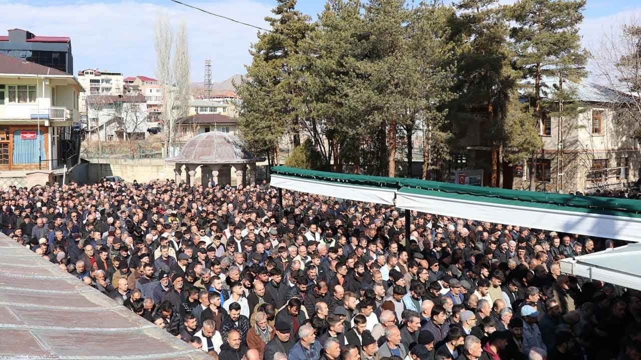Oltu'da feci kaza yürekleri dağladı! Motosikletli genç hayata tutunamadı!