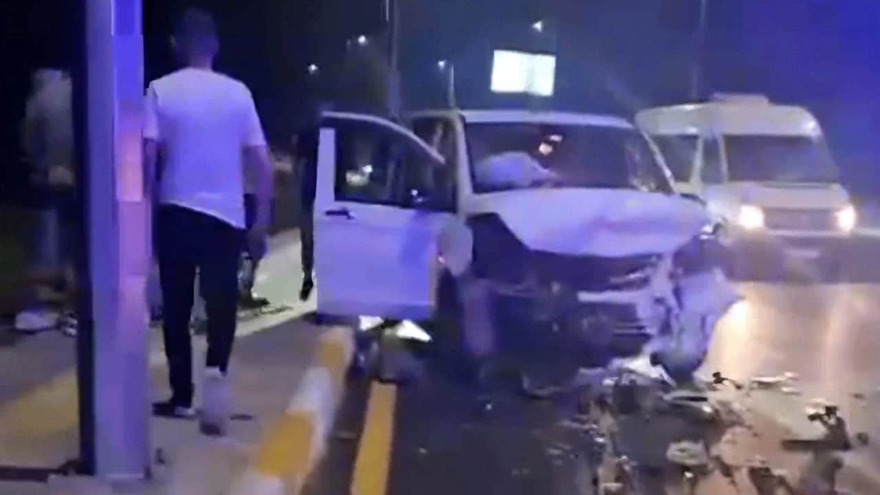 Otomobil ile minibüs kafa kafaya çarpıştı: 8'i turist 10 yaralı