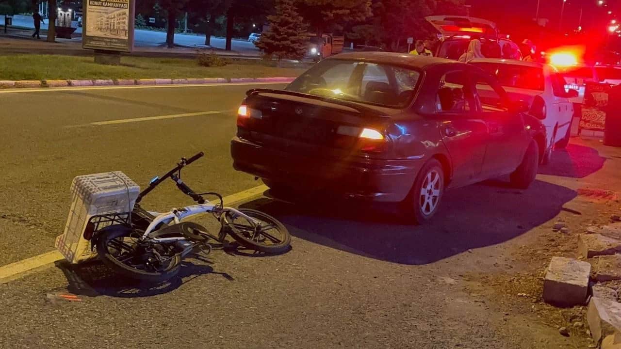 Otomobille bisiklet çarpıştı! Sürücü hastaneye kaldırıldı