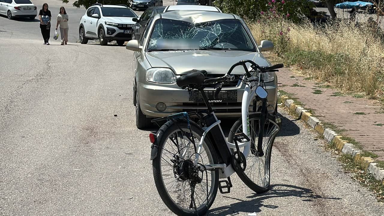 Otomobille çarpışan elektrikli bisiklet sürücüsü ağır yaralandı!