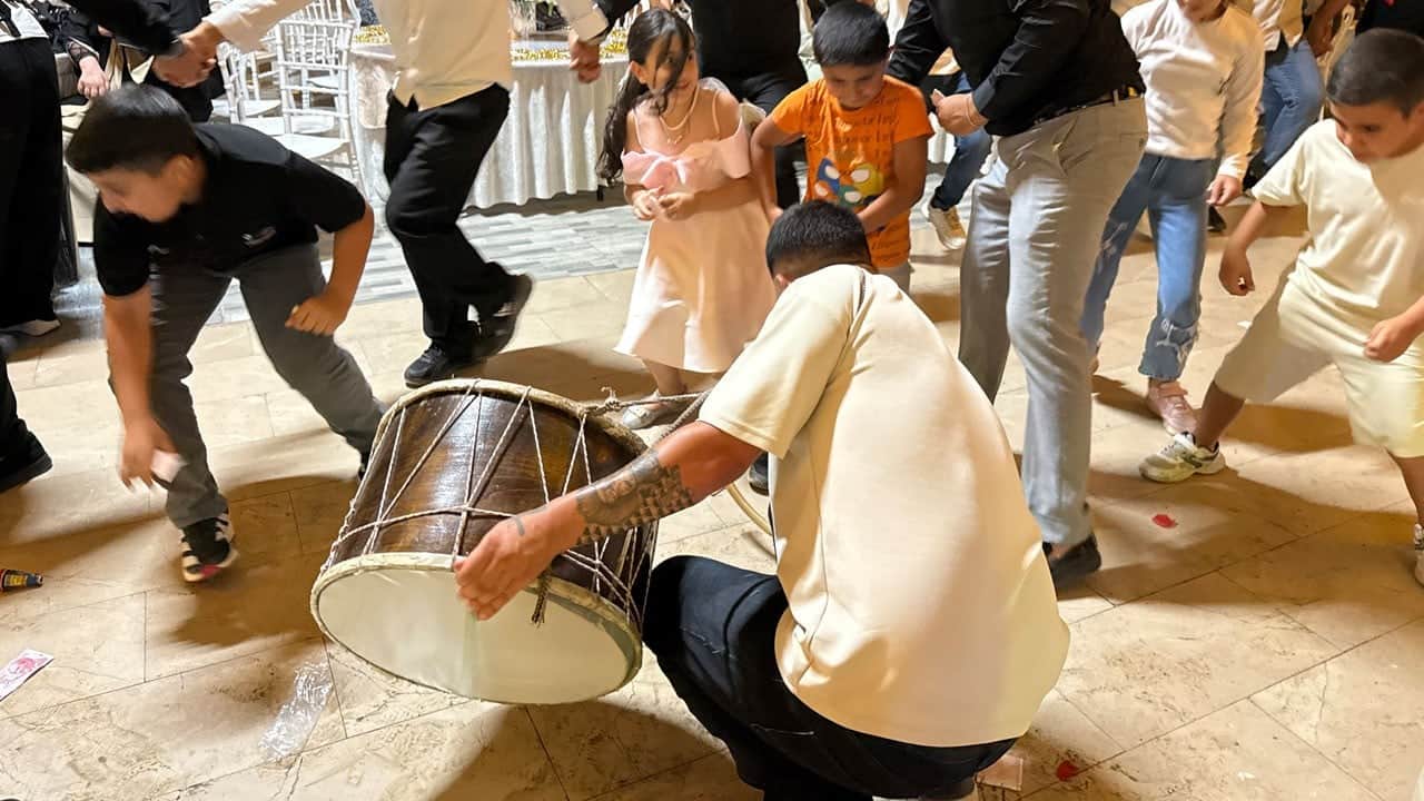 Paraların toplandığı gören davulcu, davulu kırıp içini parayla doldurdu