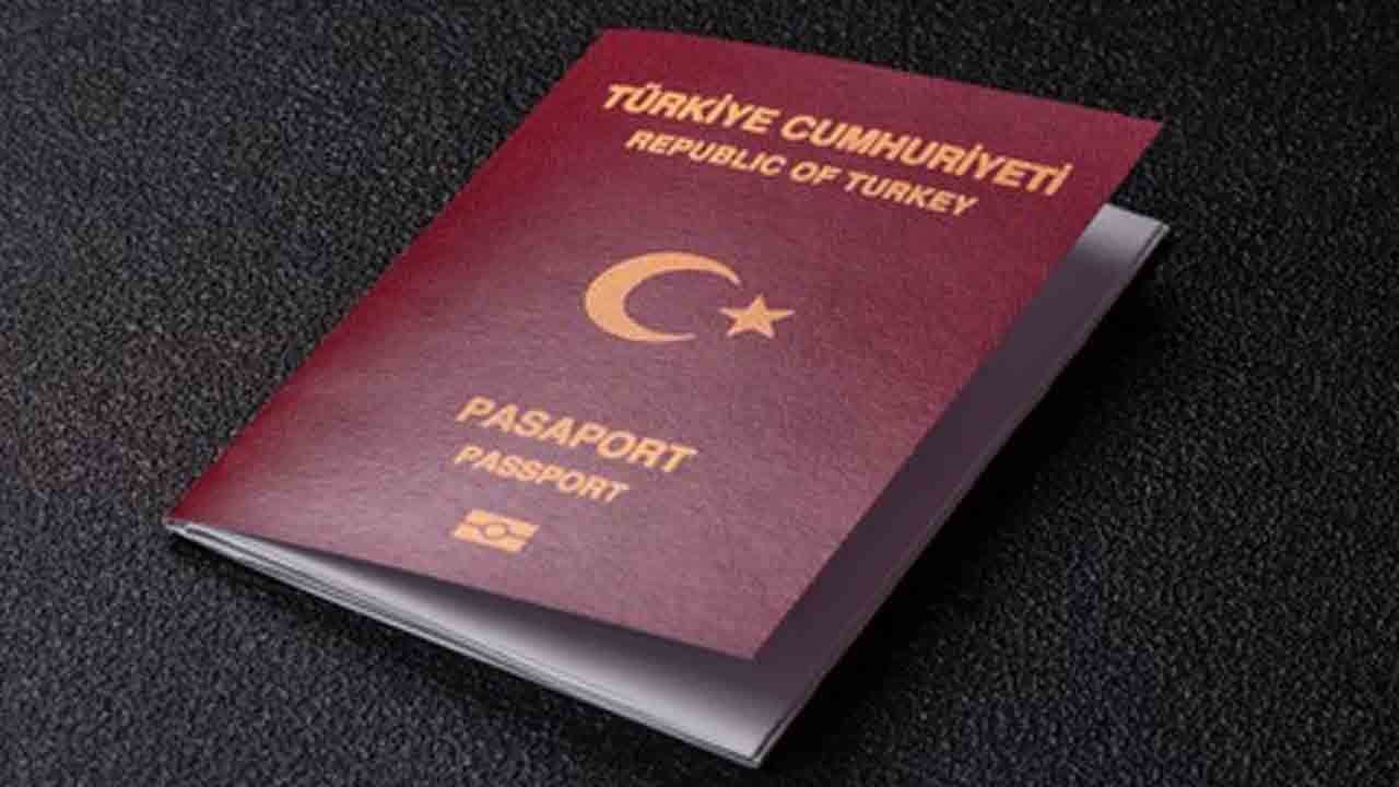 Pasaport kontrol memuru Türkiye pasaportuna hayran kaldı: Daha önce bu kadar güzel bir pasaport görmedim