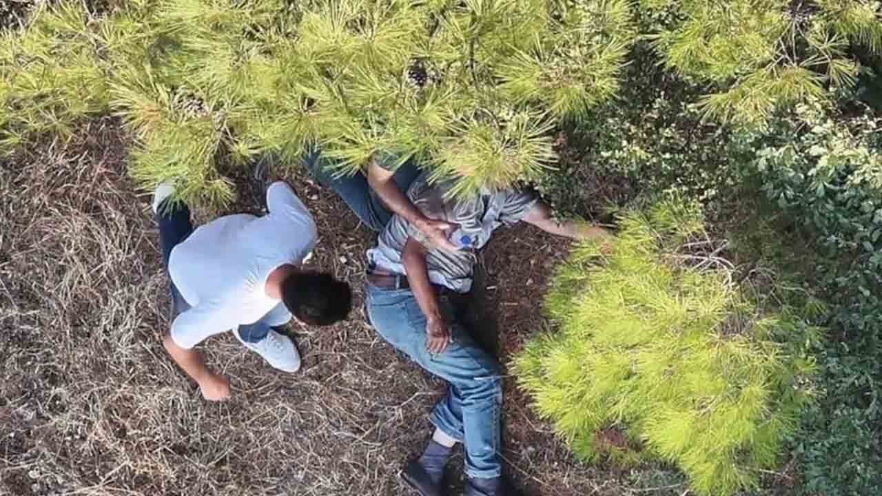 Polis, ormanda bulup ailesine teslim etti: Yaşlı kayıp amca dron ile bulundu