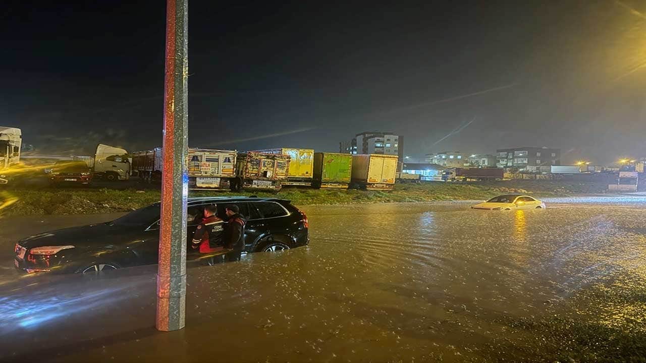 Sağanak yağış nedeniyle araçlar suya gömüldü