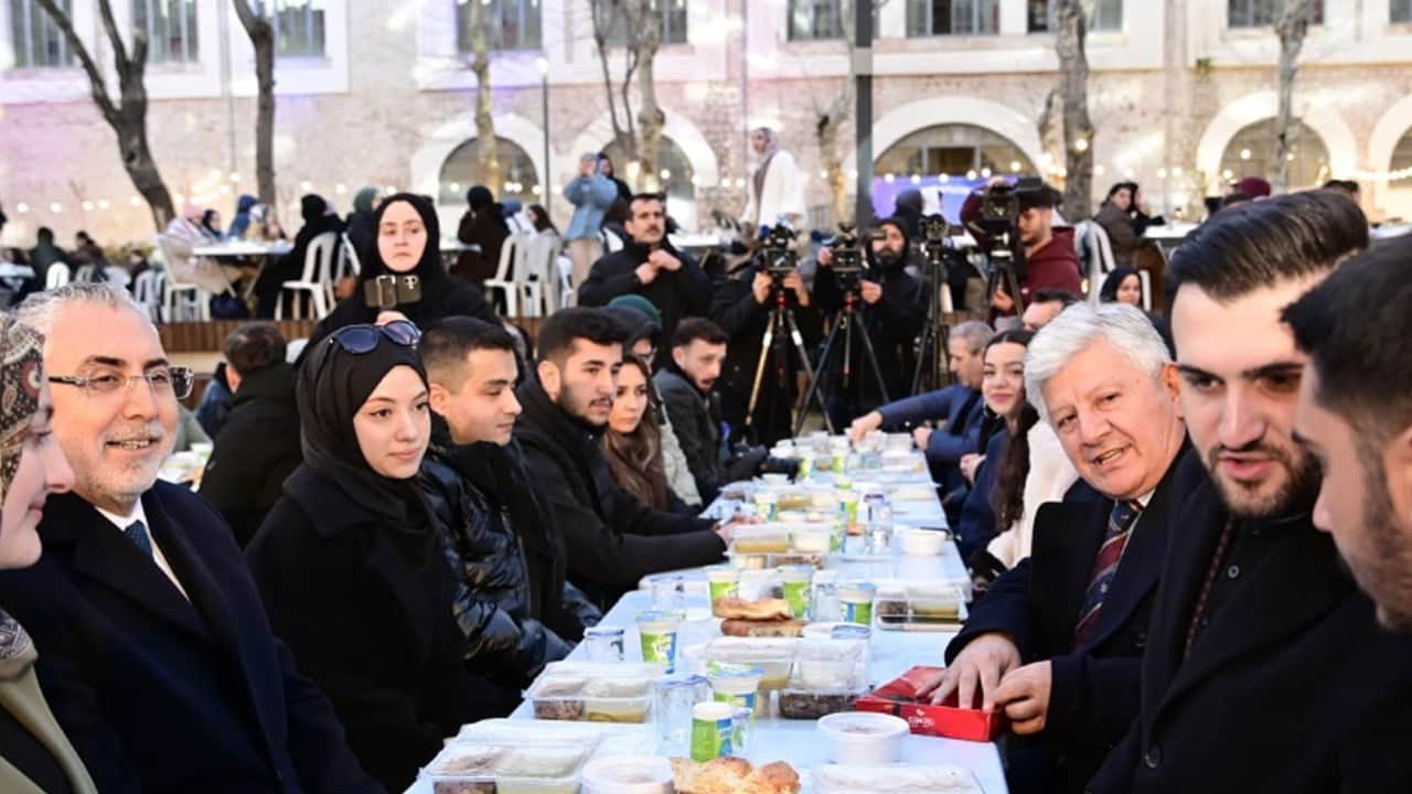 Sağlık Bilimleri Üniversitesi’nde Tarihi İftar: 2.500’den Fazla Öğrenci Katıldı