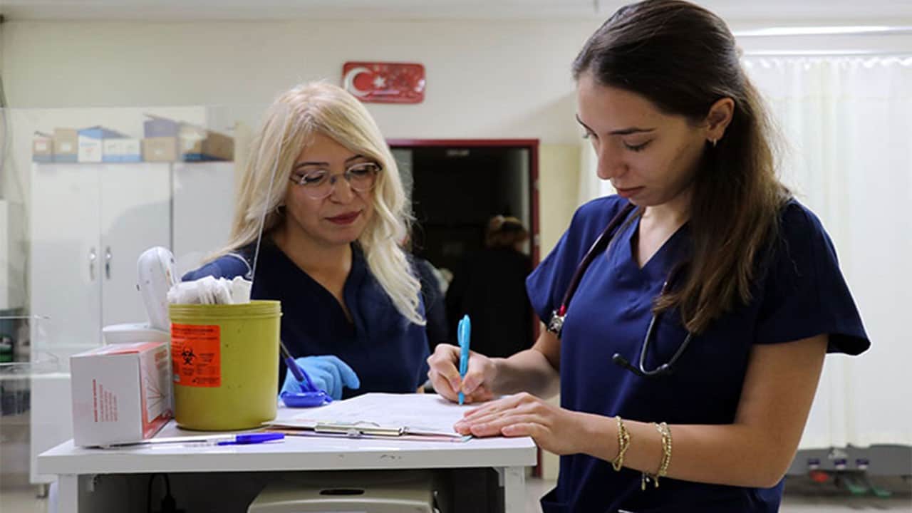 Sağlık ordusunda gurur verici tablo Anne kız omuz omuza görevde
