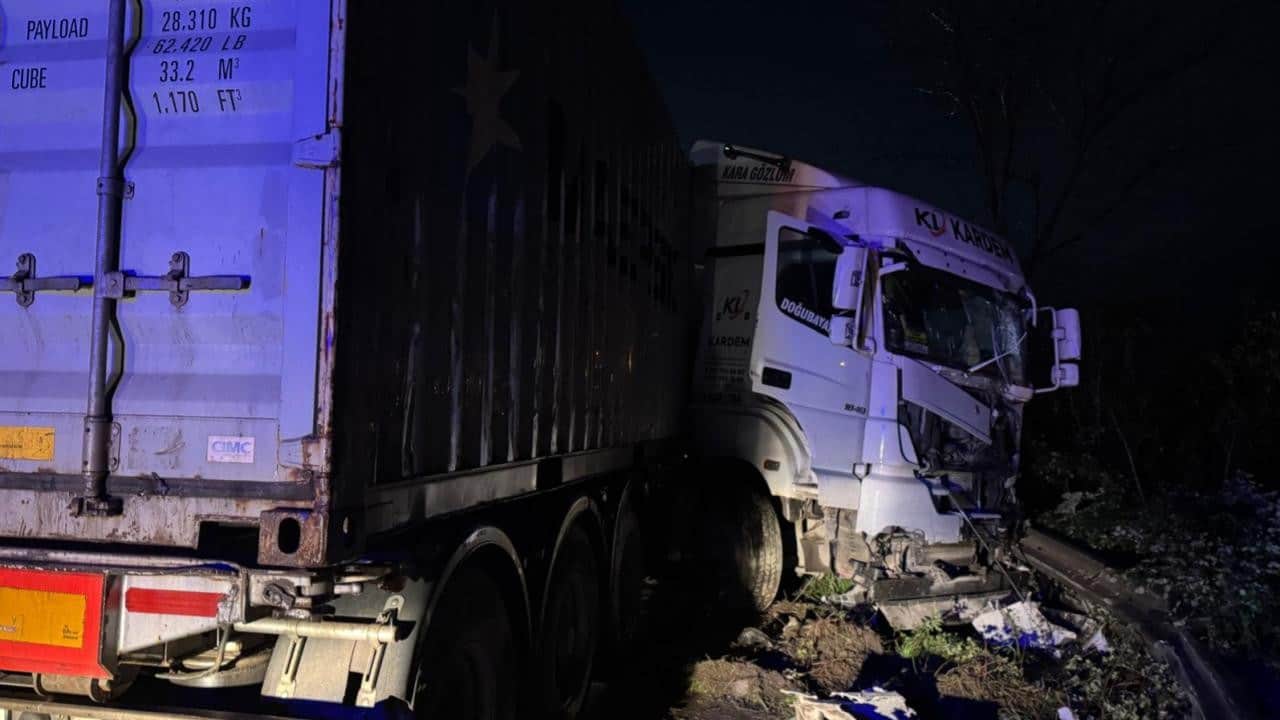 Sakarya'da zincirleme trafik kazası: 6 araç çarpıştı, 12 kişi yaralandı