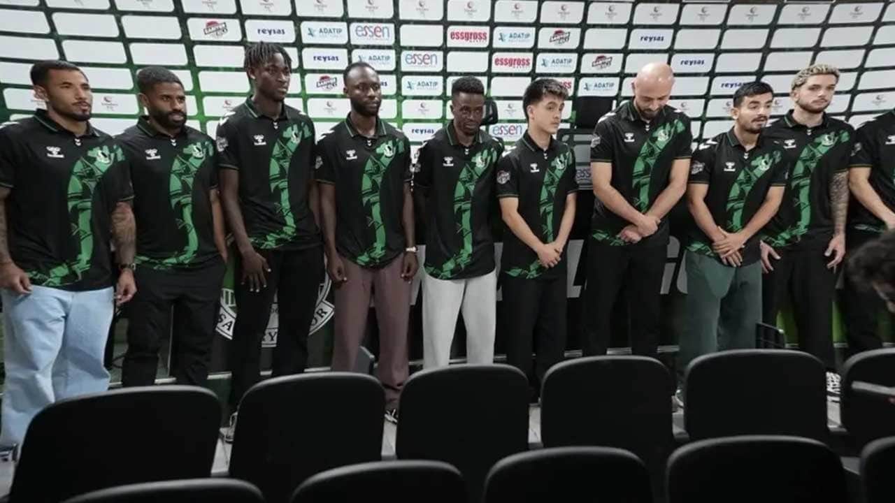 Sakaryaspor, transferin son gününde 13 futbolcu birden aldı