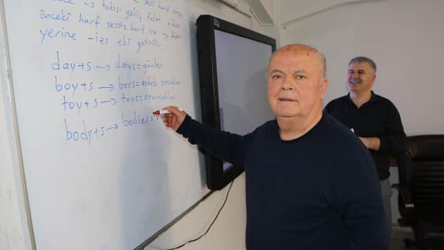 Samsun'da bir dedenin azim dolu hikayesi: Torunuyla konuşabilmek için İngilizce öğreniyor
