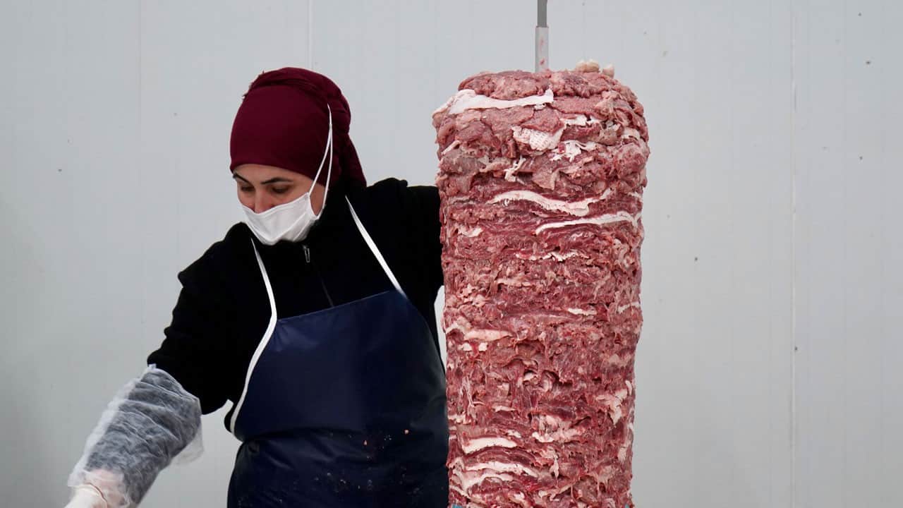 Sanayide kadın gücü! Üretim hattında köfte ve döner hazırlıyorlar