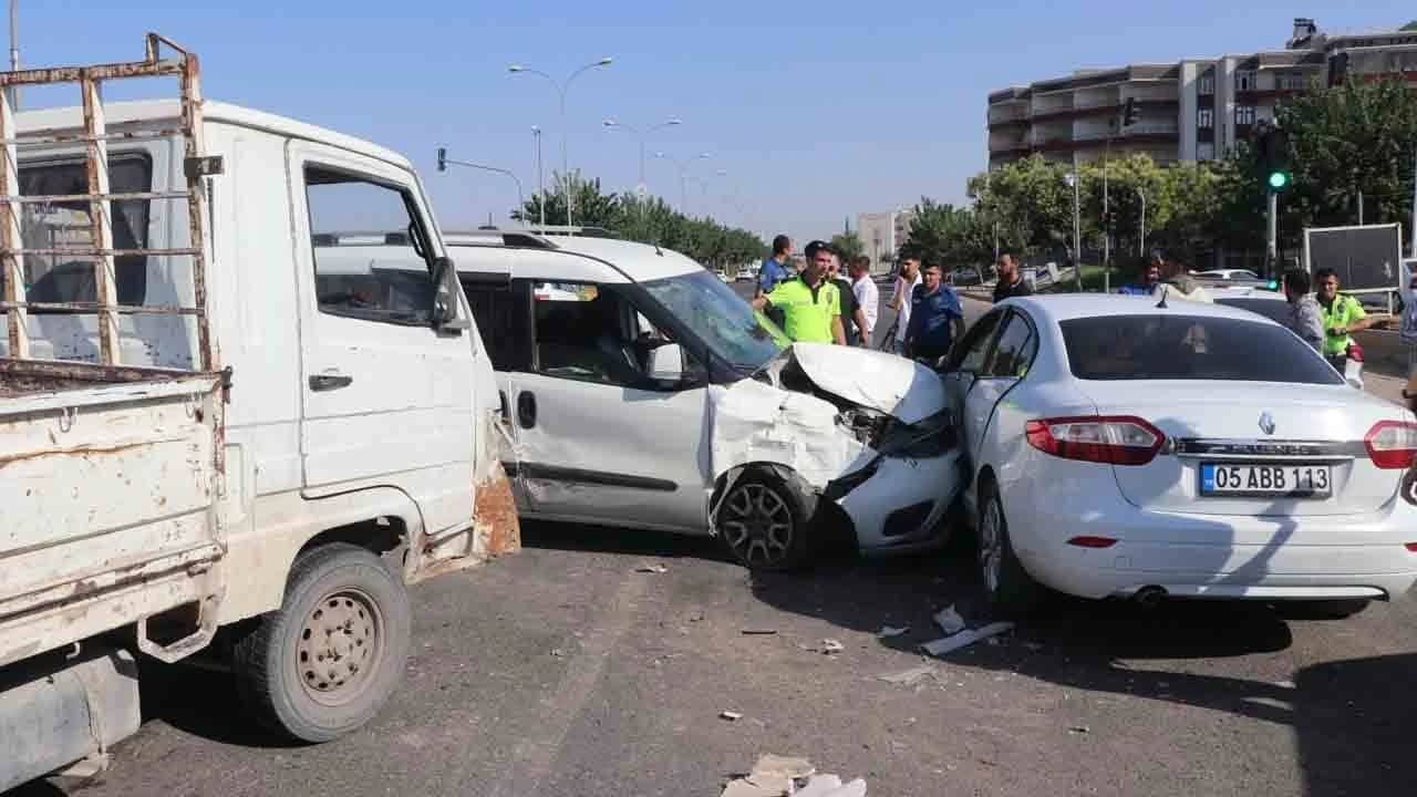 Şanlıurfa'da zincirleme kaza: 5 araç birbirine girdi, 7 yaralı!
