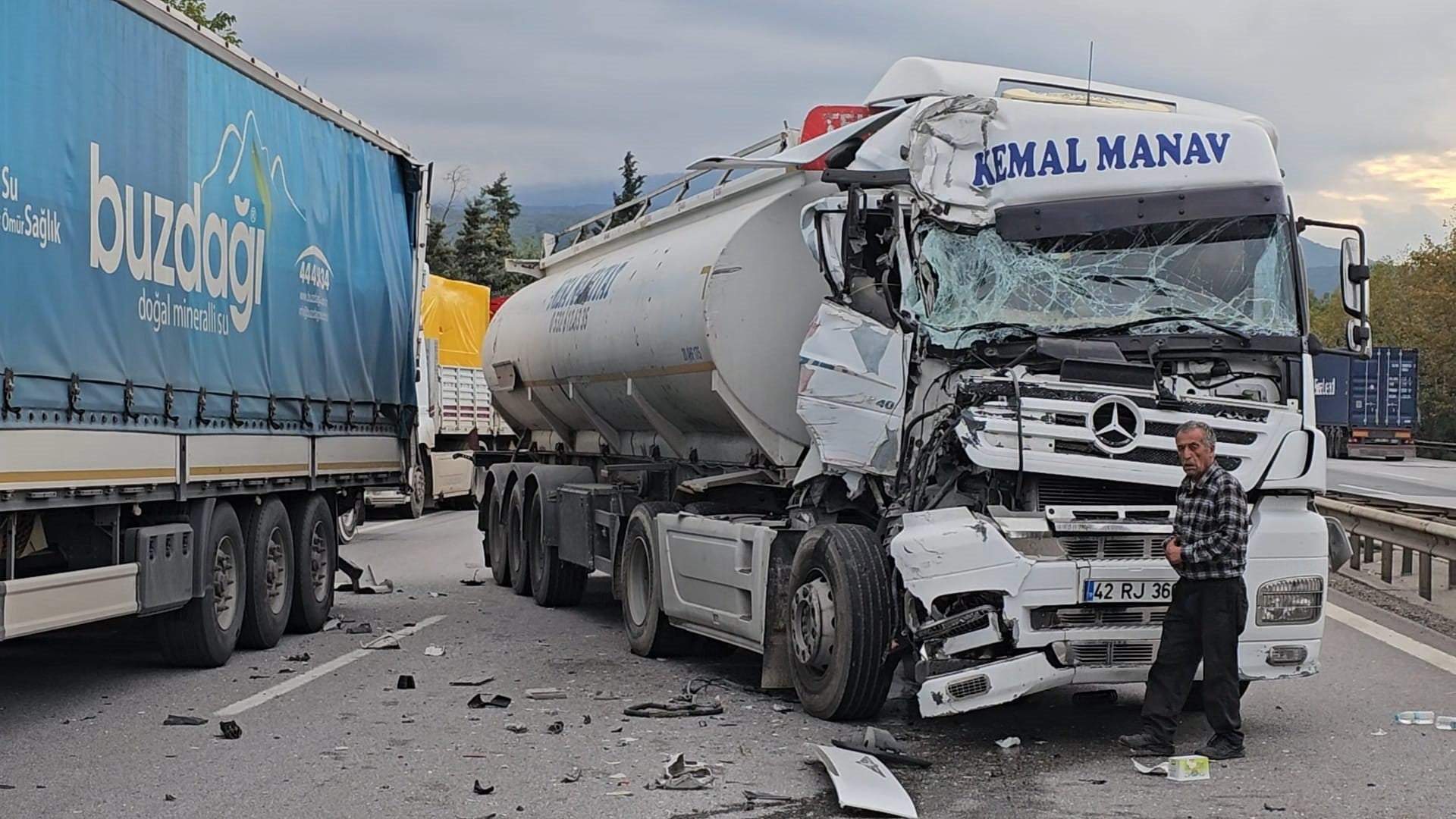 Sapanca geçişinde korkutan kaza! Hurdaya dönen tırdan sağ çıktı