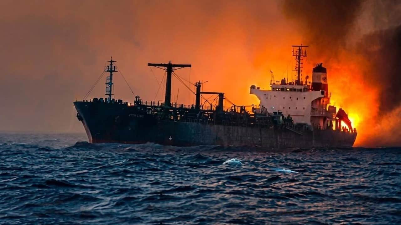 Savaş yeniden mi başlayacak derken..! Hürmüz'de tanker vuruldu