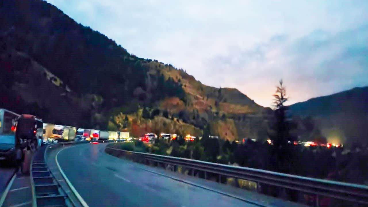 Sivas ile Giresun arasındaki yol kapandı, 10 kilometrelik kuyruk oluştu