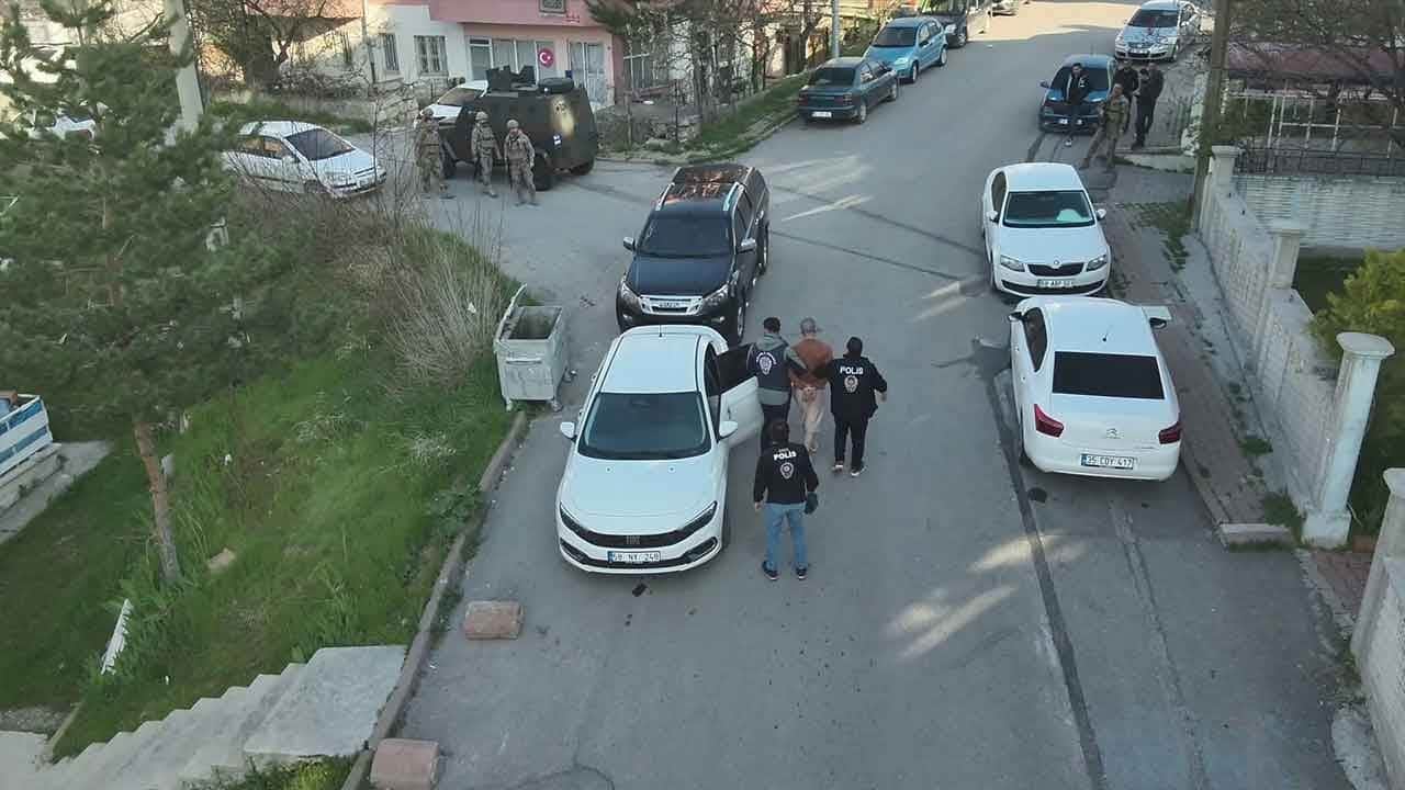 Sivas’ta klavye fareleri kıskıvrak yakalandı! 50 farklı dosyadan aranan dolandırıcılar artık parmaklıklar arkasında!
