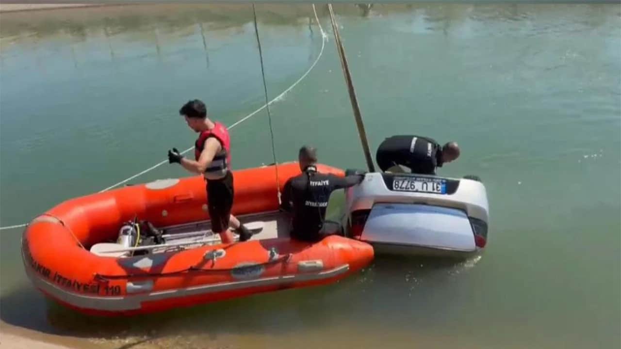 Su kanalına uçan arabada bulunan 5 kişi ölümden kıl payı kurtuldu