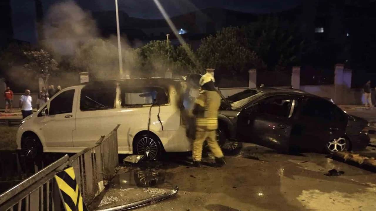 Sultanbeyli'de Kazadan Sonra Alev Alan Otomobilde Arbede