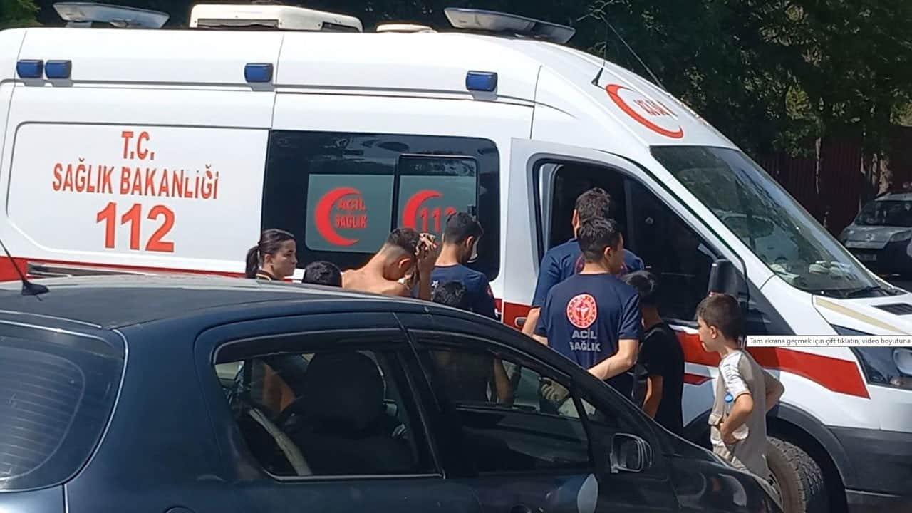 Süs havuzuna aynı anda atladılar! Kafa kafaya çarpışan 2 çocuk yaralandı