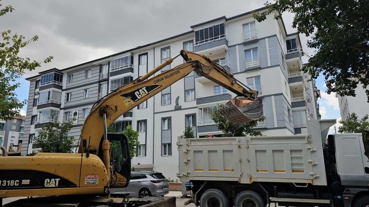 Tam 3 kamyon! Kötü koku ihbarıyla eve girdiler, gördüklerine inanamadılar