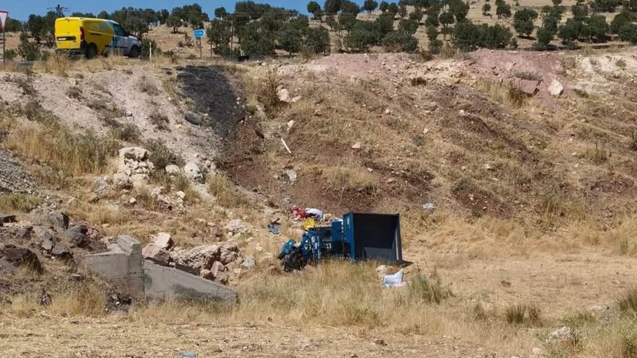 Tarım aracı şarampole devrildi! 22 yaşındaki Ayşe hayatını kaybetti