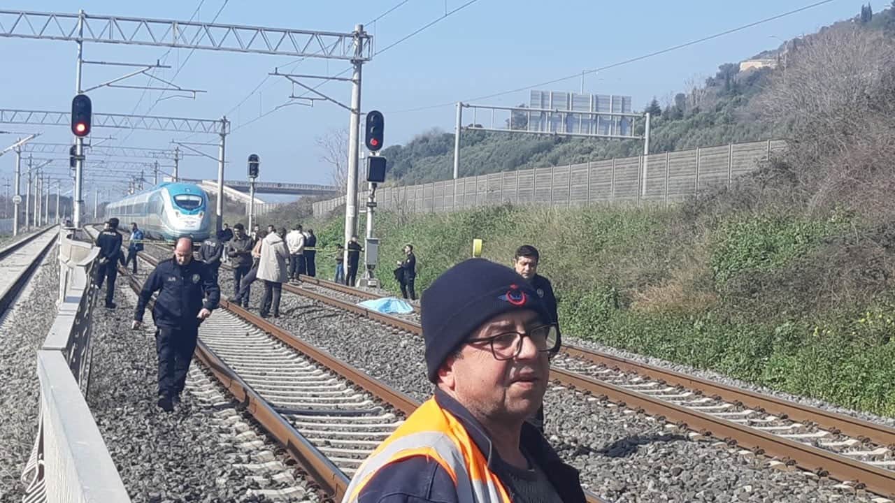 Tel örgüyü aşıp raylara girdi! Demir yolunda korkunç kaza