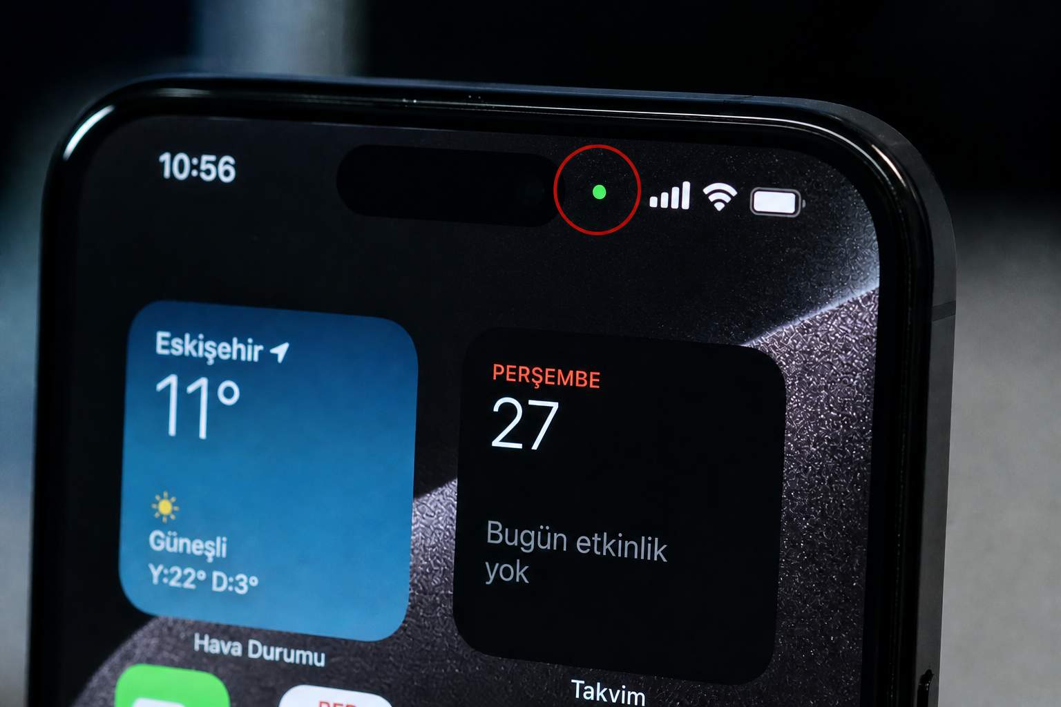 Telefonunuz Sizi İzliyor mu? Üstteki Yeşil Noktanın Sırrı Ortaya Çıktı!