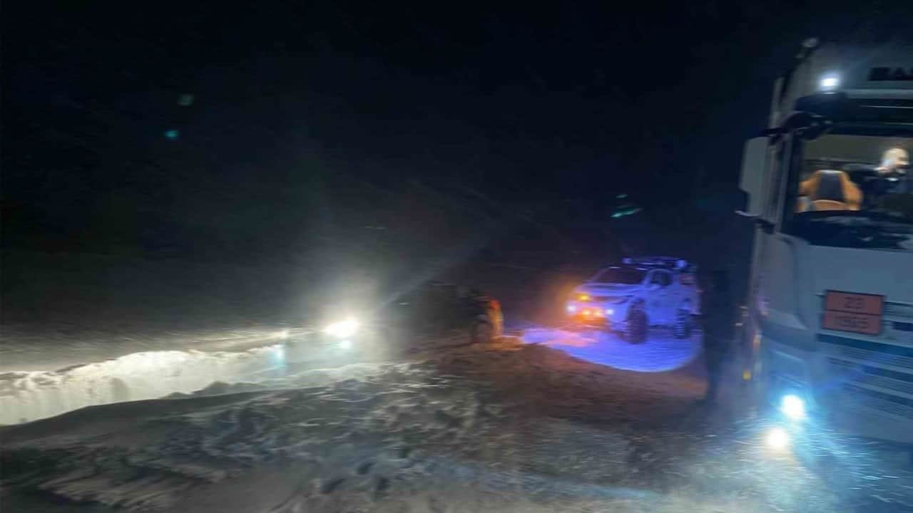 Tipi yolları kapattı! Mahsur kalan 15 kişi kurtarıldı
