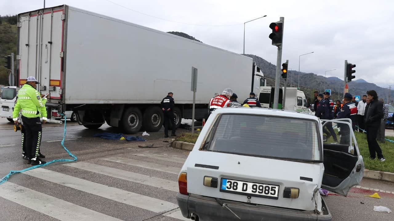 TIR otomobile çarptı: Yola fırlayan 10 aylık bebek öldü, 4 kişi yaralandı