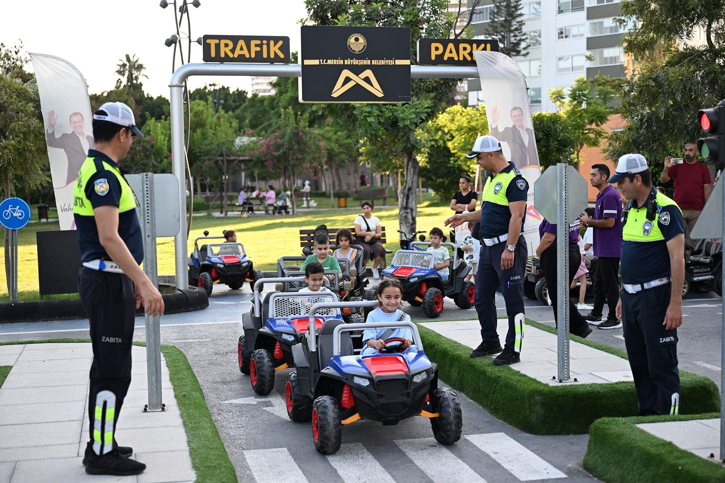 Trafik kurallarını direksiyon başında öğrendiler
