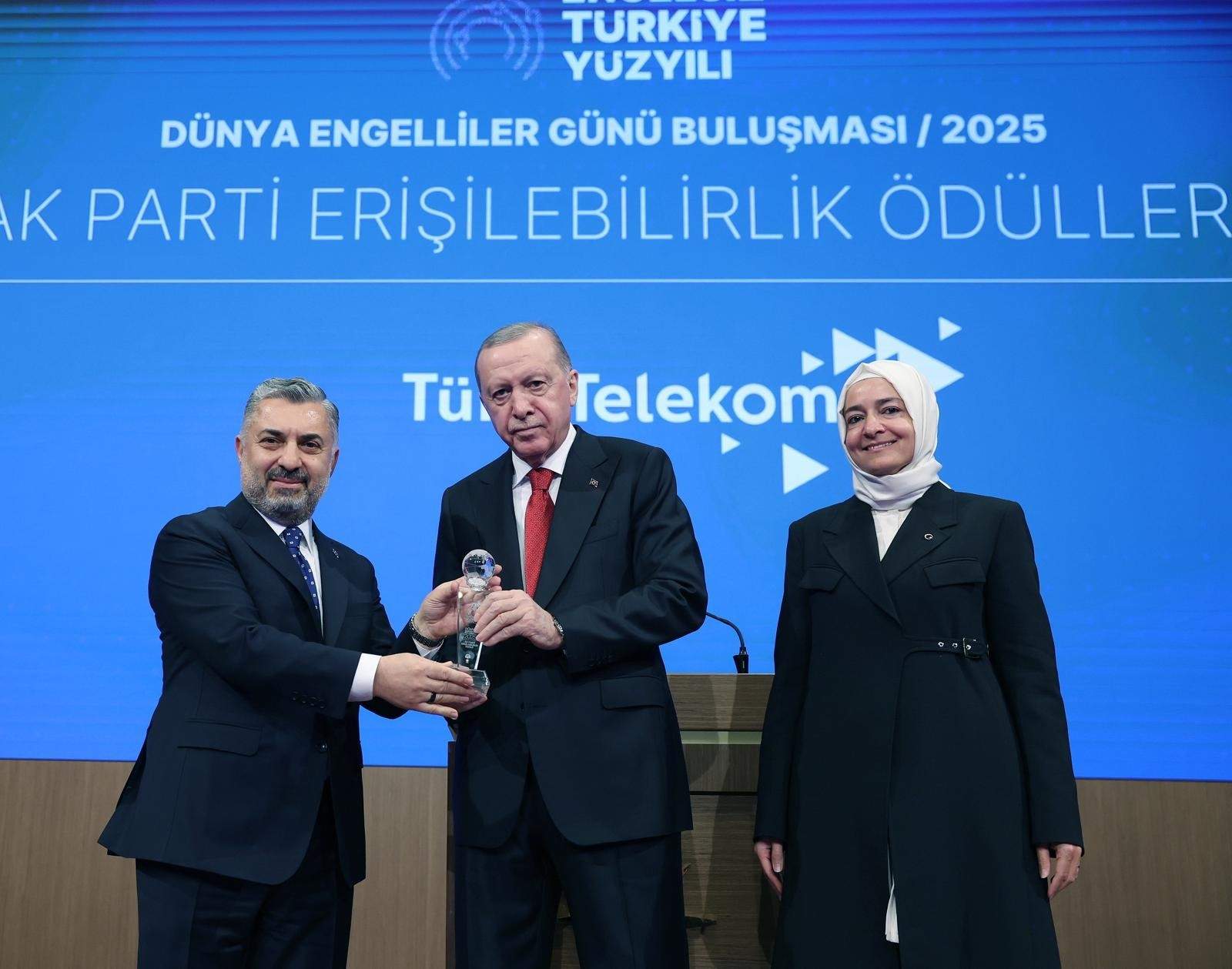 Türk Telekom, Dünya Engelliler Günü dolayısıyla düzenlenen "Engelsiz Türkiye Yüzyılı Dünya Engelliler Günü Buluşması" kapsamında "Dijital Erişilebilirlik" ödülüne layık görüldü