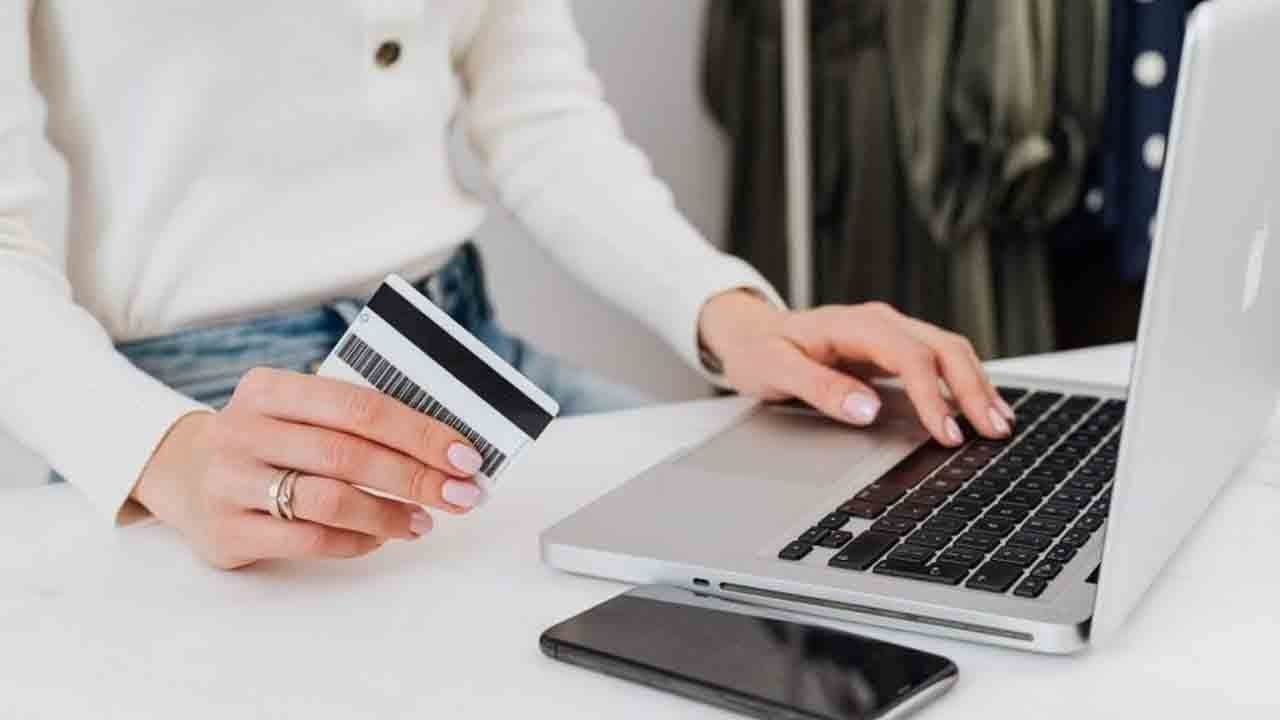 Türkiye bayramlıkları e-ticaret ile aldı: 750 bin sipariş! Saatte 1.200’den fazla giysi sipariş edildi!