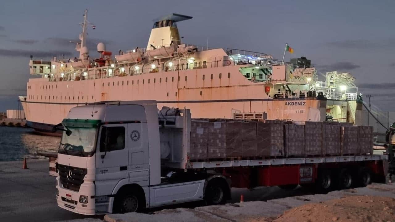 Türkiye'nin 25 insani yardım tırı Gazze için Refah Sınır Kapısı'na hareket etti