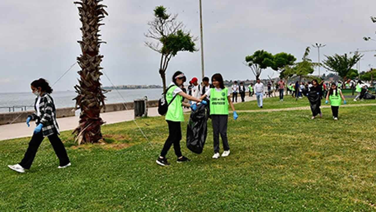 Tuzla sahilinde deniz sevdalısı gençlerden ibretlik çevre dersi! Mikroplastik faciasını gözleriyle gördüler!