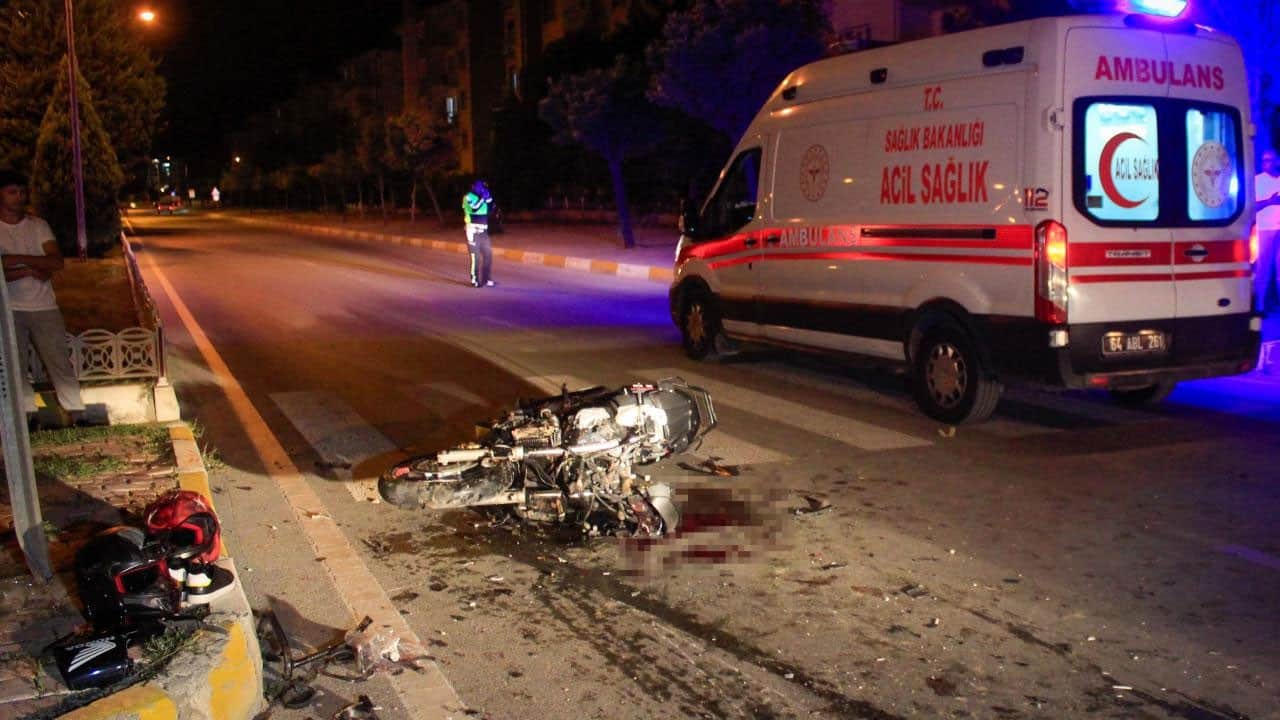 Uşak'ta feci kaza: Kamyona arkadan çarpan genç motosikletçi kurtarılamadı!