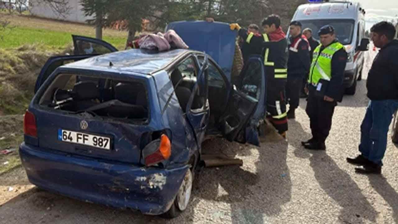 Uşak'ta korkutan kaza! Ulubey yolunda iki otomobil kafa kafaya çarpıştı: 5 yaralı