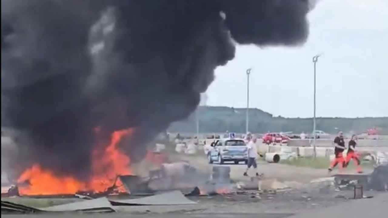 Varşova’da feci uçak kazası! Pist dışına çıkan küçük uçak binaya çarparak alev topuna döndü!
