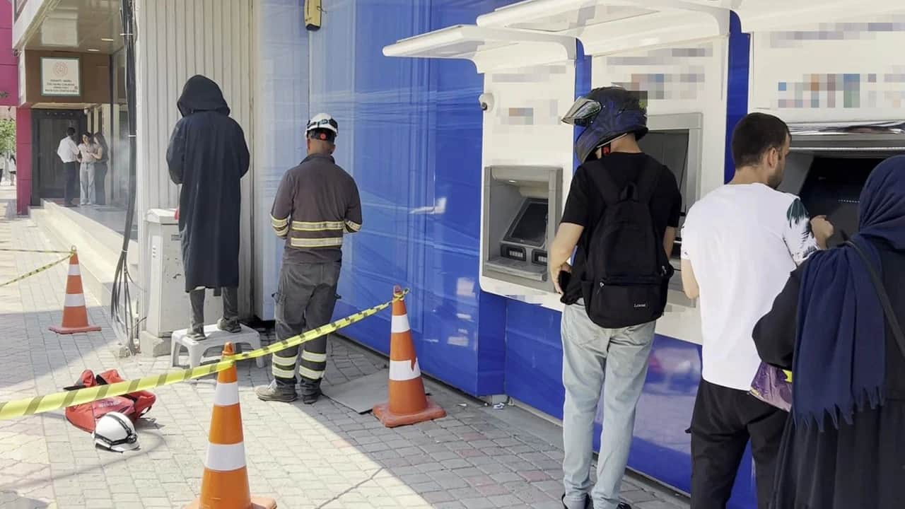 Yangın çıkmış neyime param girsin cebime! Yanı başlarında trafo yandı, aldıran olmadı