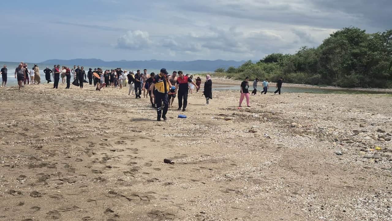 Yasağa rağmen denize girdiler! Ölümle burun buruna