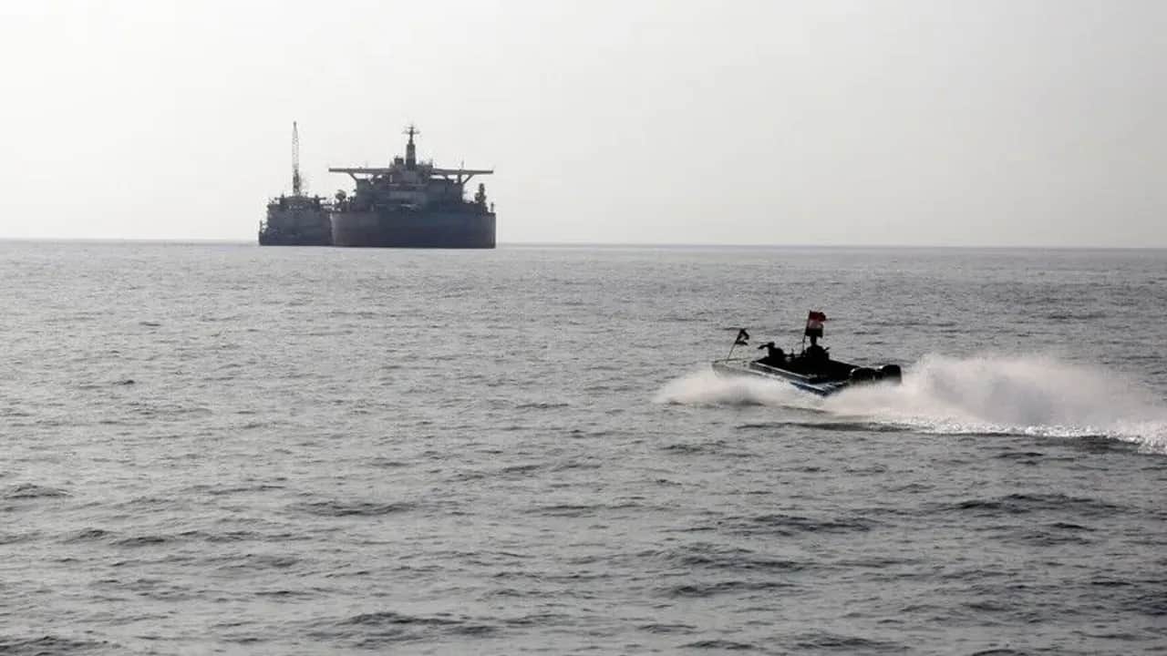 Yemen açıklarında ticari gemi vuruldu