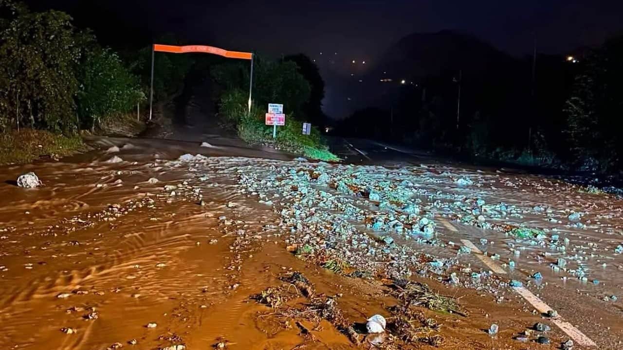 Yola çıkacak olanlar dikkat! Şiddetli yağış yolu kapattı
